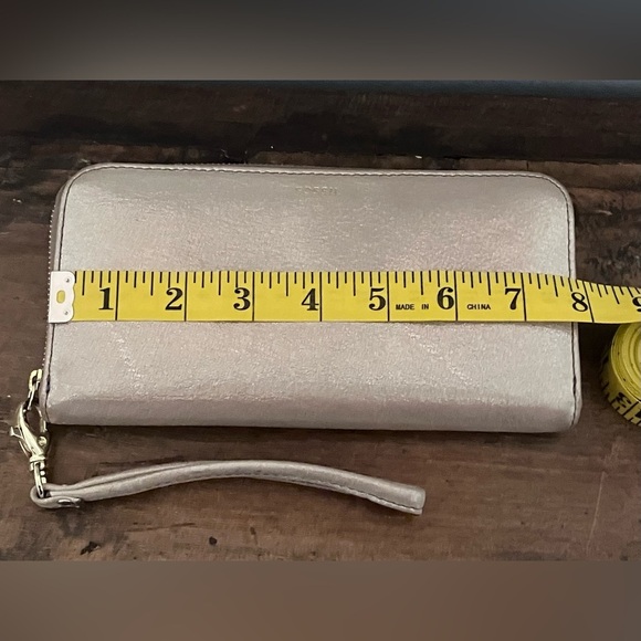 Fossil Gold Leather Clutch Wristlet Zippered Wallet 4x7 Detachable Strap - Picture 9 of 9